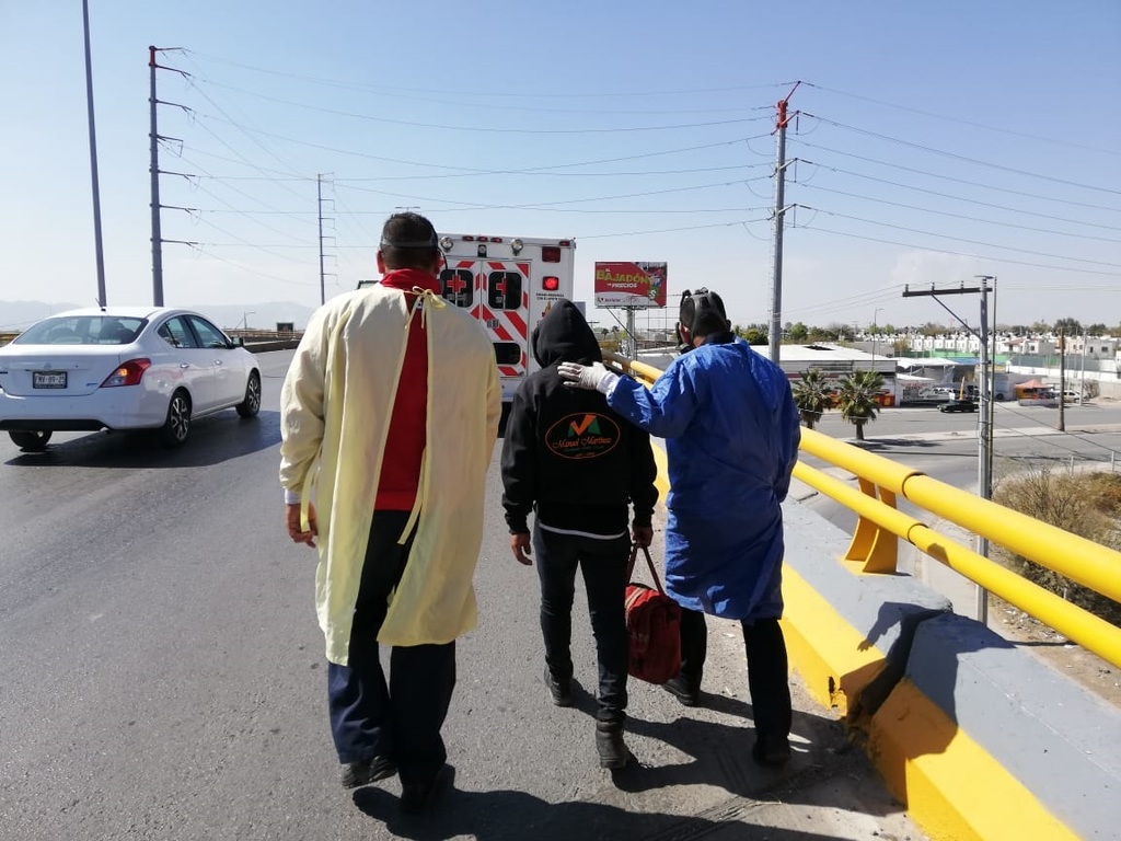 Intenta hombre lanzarse de puente en Torreón