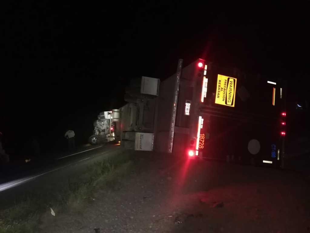 Pesado Tr Iler Vuelca Sobre La Carretera Torre N Saltillo