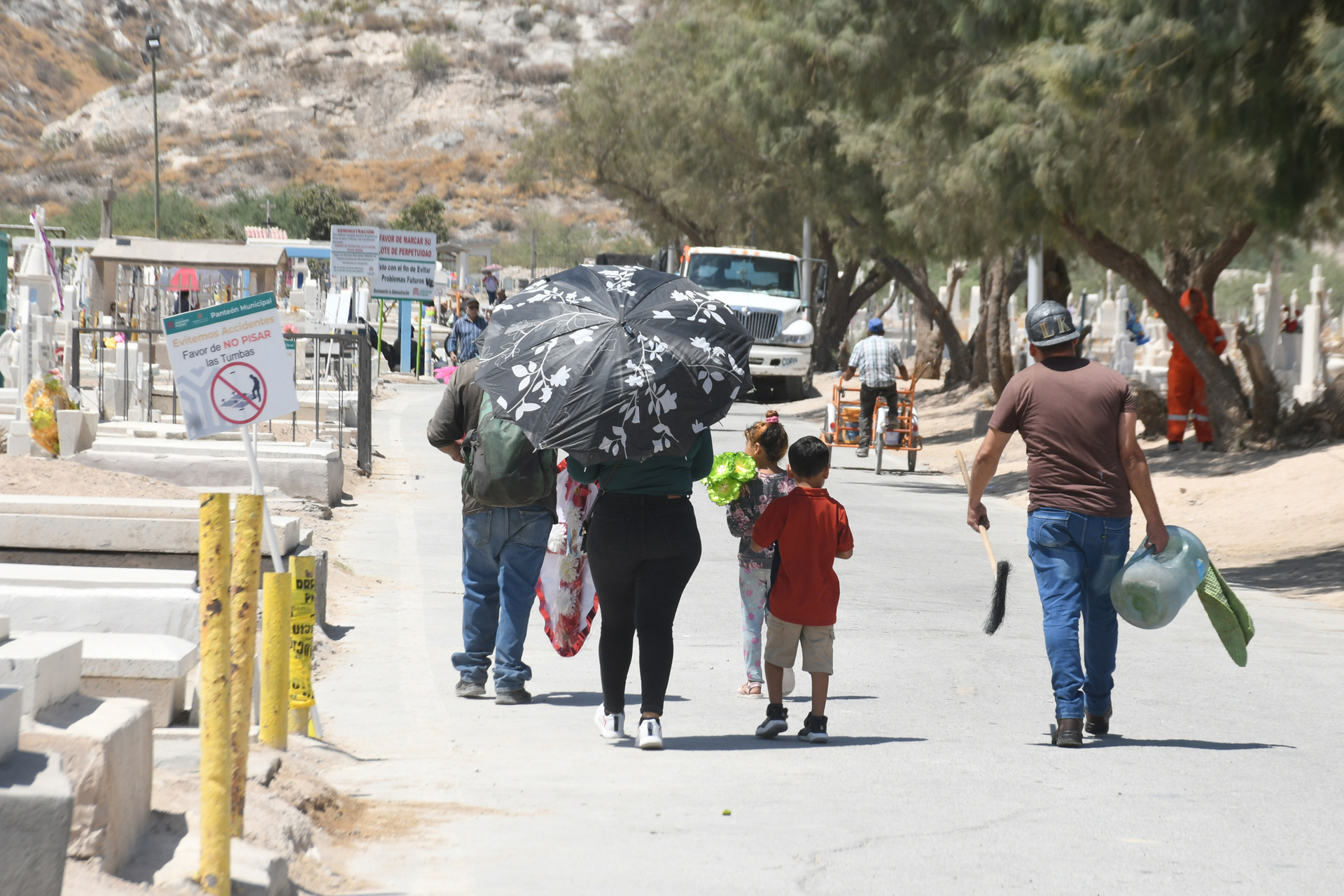 Arriba de 15 mil personas visitaron los cementerios de Torreón en el