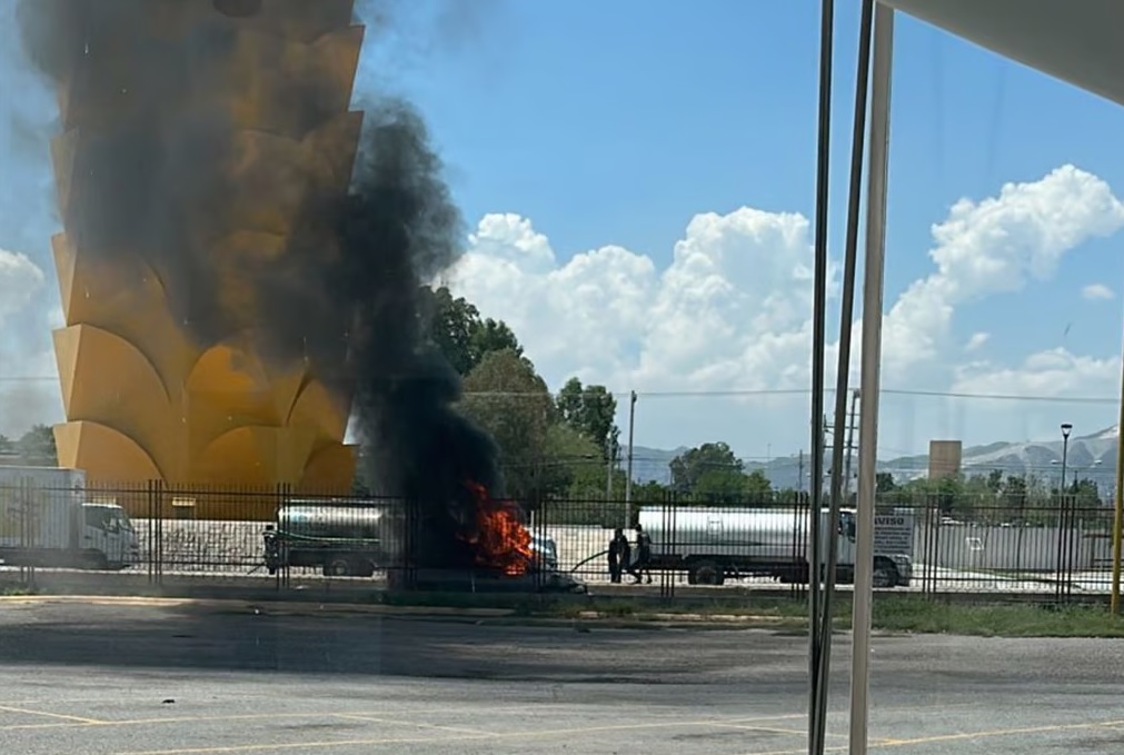 Camioneta en circulación se incendia sobre periférico