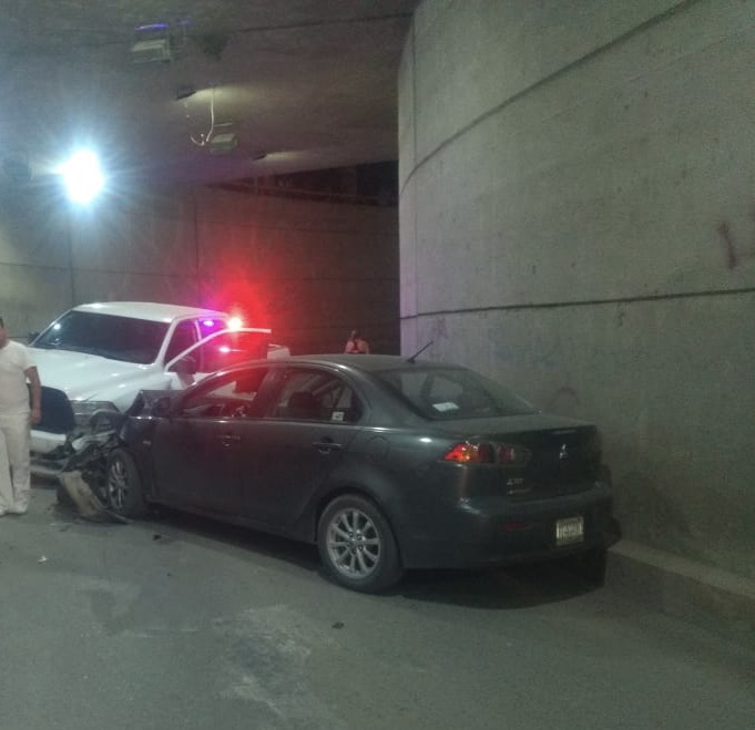 Camioneta Y Auto Chocan De Frente En El Desnivel De Lerdo