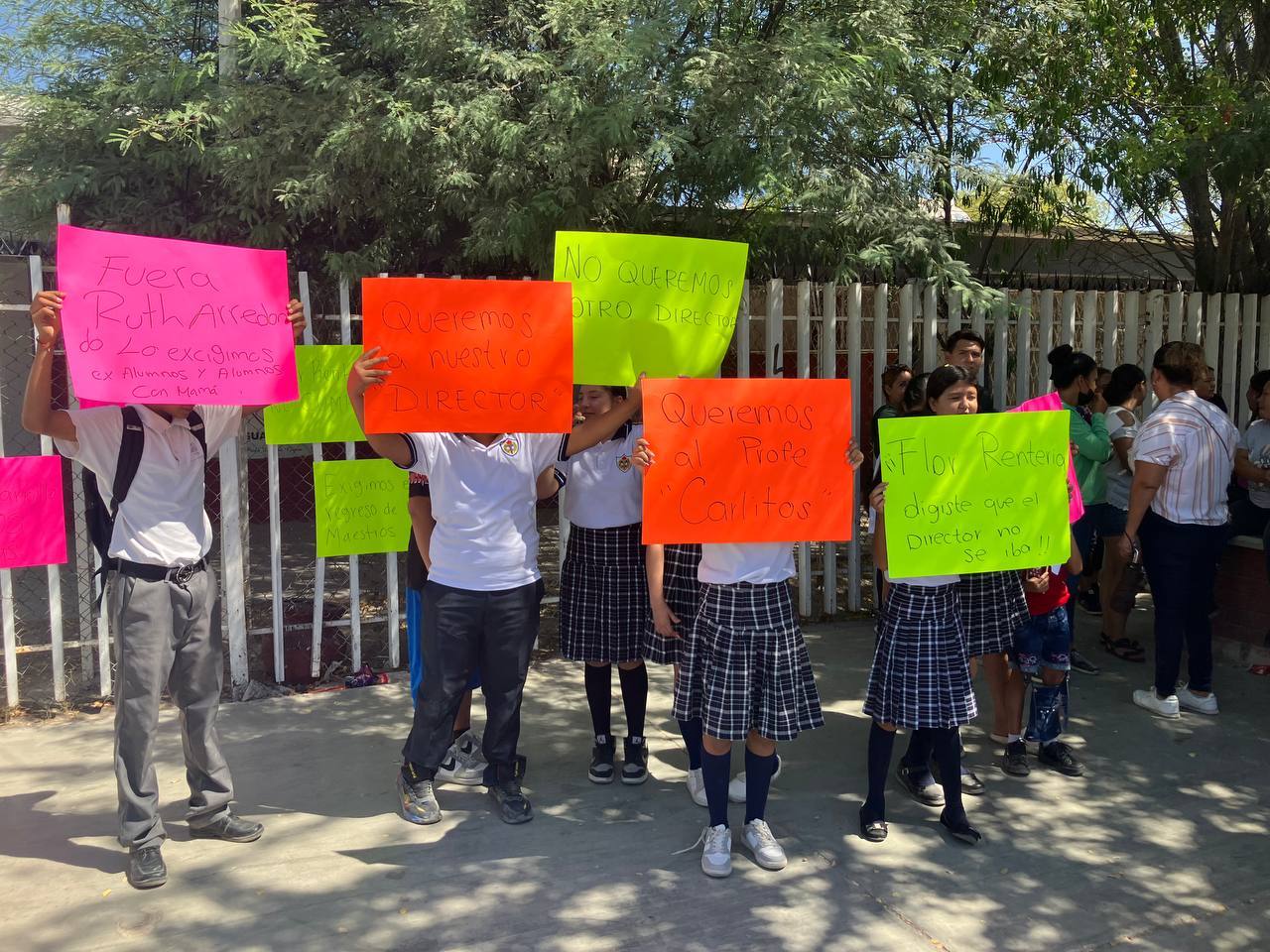 Regresan a maestros y reanudan clases en escuela de Torreón director y