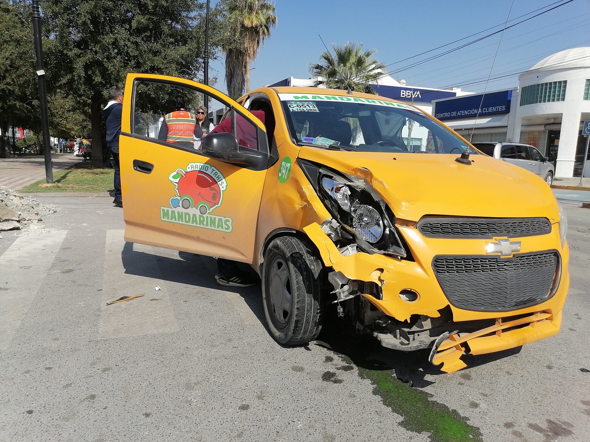 Taxista ignora luz roja del semáforo y choca contra una camioneta en la