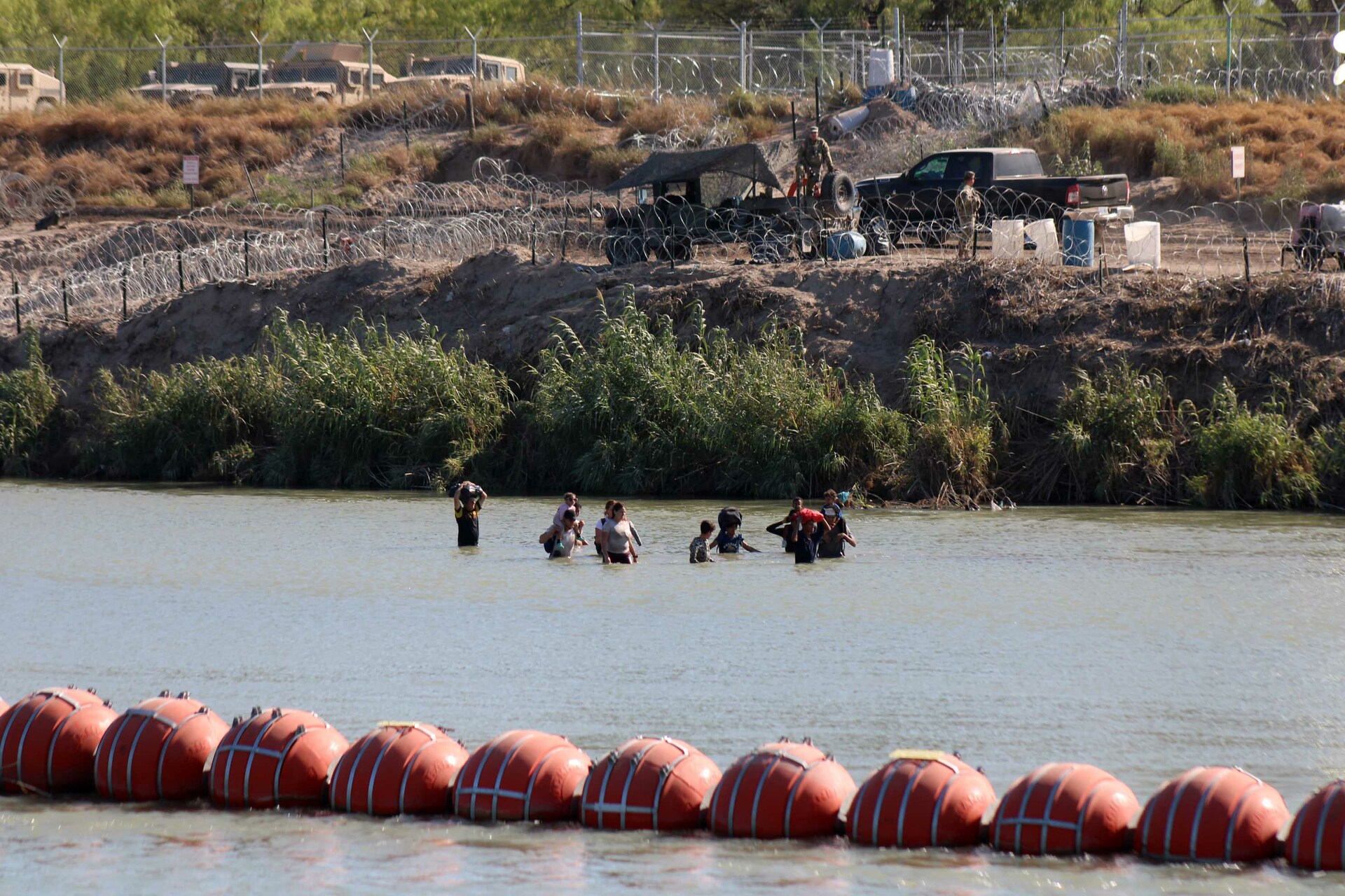 SRE celebra orden a Texas para retirar el muro flotante con México