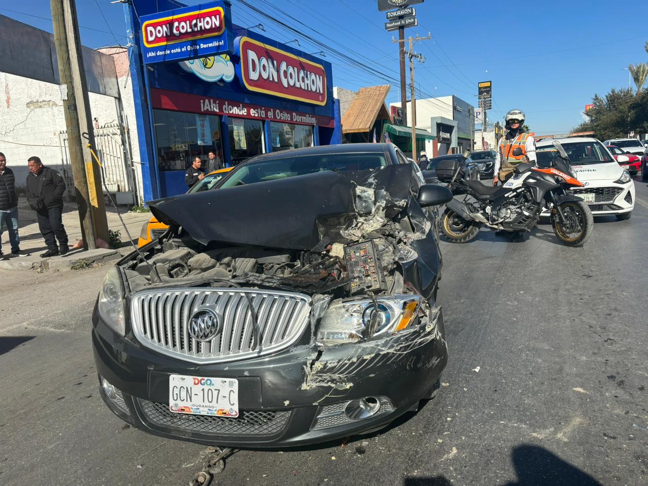 Conductor de auto choca por alcance contra un camión del Simas en el