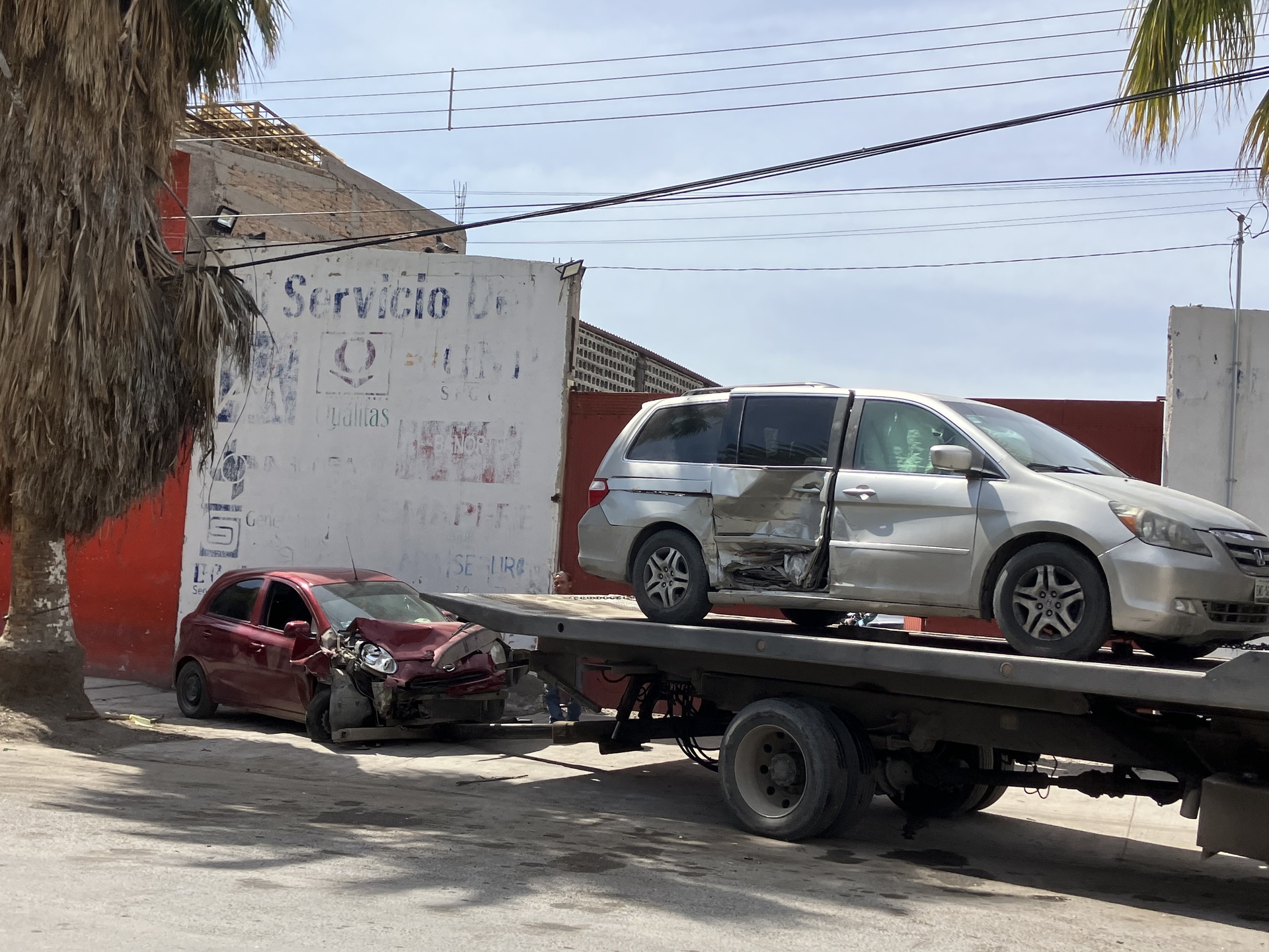 Conductor de camioneta le corta la circulación a un auto y provoca