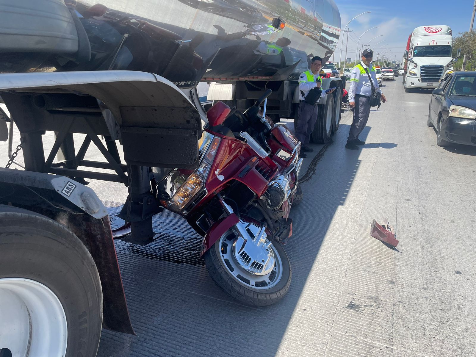 Motociclista se impacta contra pipa en la carretera Gómez Palacio Jiménez