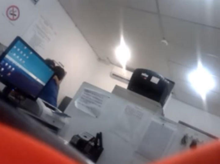 Funcionario de Campeche es grabado teniendo relaciones en oficina