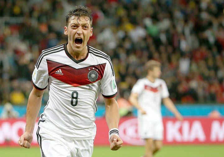 Alemania avanza a cuartos con 2-0 a Argelia