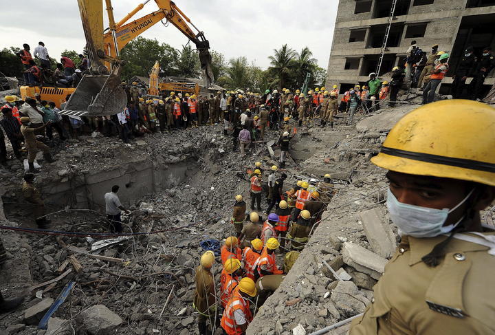 Derrumbe de edificio deja 43 muertos en India