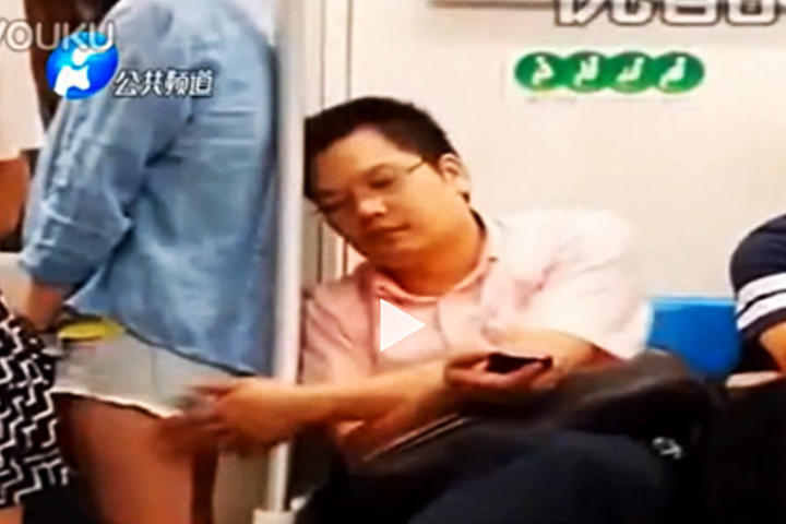 Captan a funcionario 'manoseando' a mujer en el metro