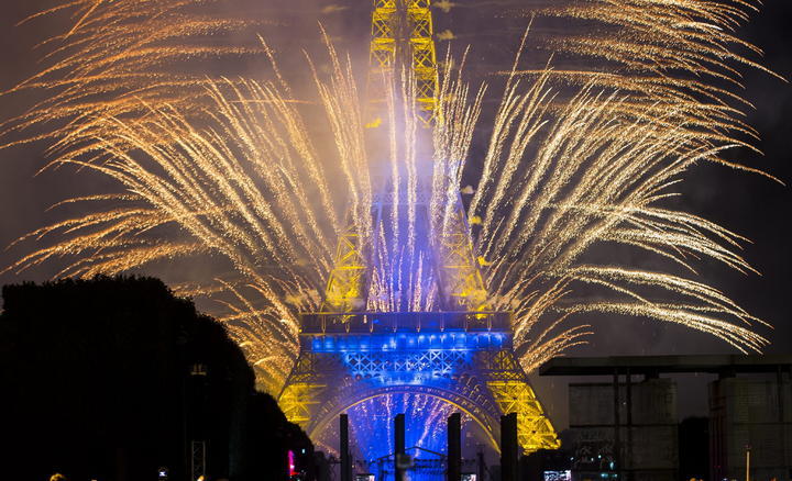 Torre Eiffel se viste de luces para conmemorar Día de la Bastilla