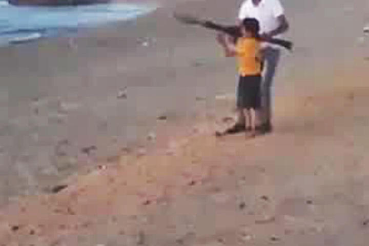 Enseñan a niño a disparar lanzagranadas