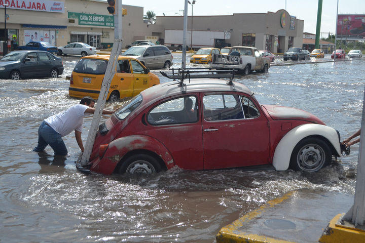Taxistas y comerciantes, los más afectados por lluvias