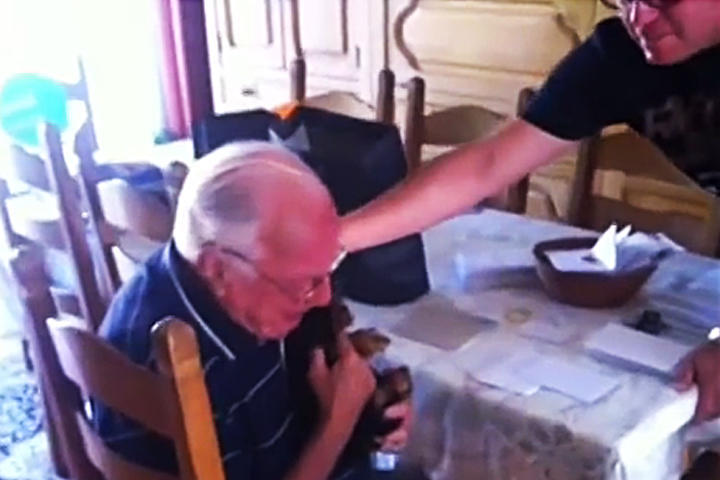 Cachorro devuelve las ganas de vivir a abuelo