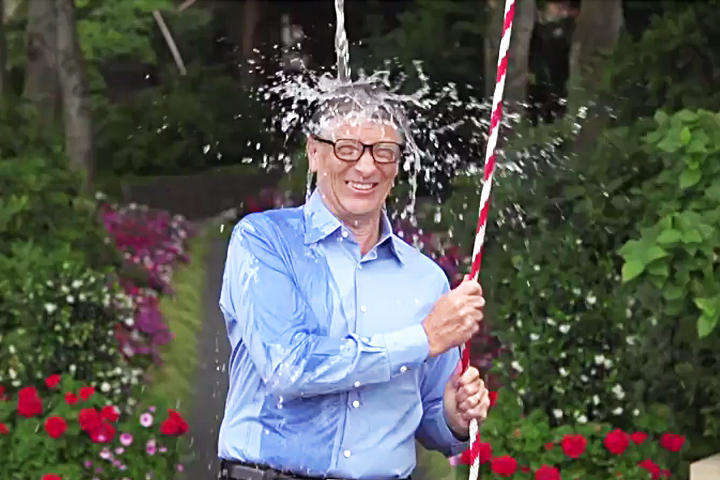 Bill Gates impresiona en reto de balde de agua