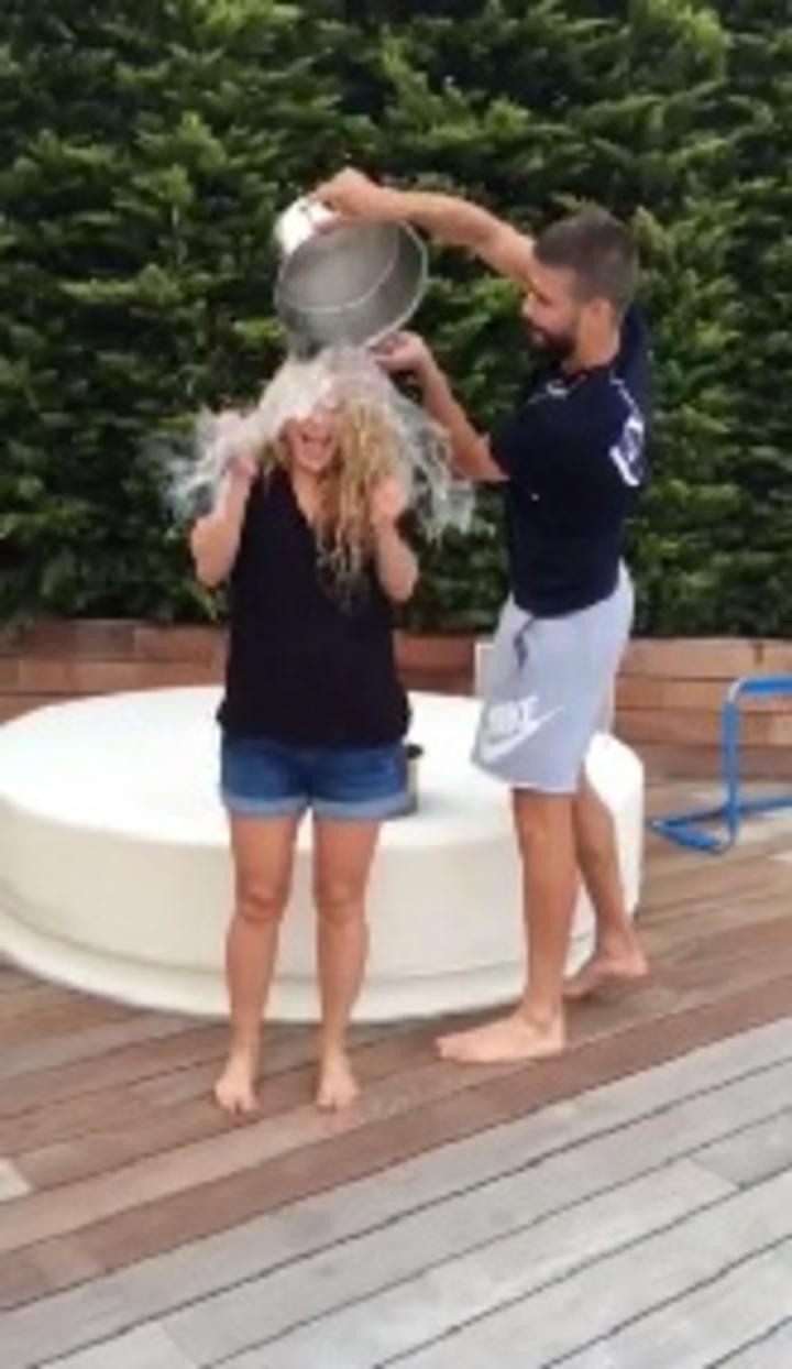 Piqué y Shakira se unen al reto 'Ice Bucket Challenge'