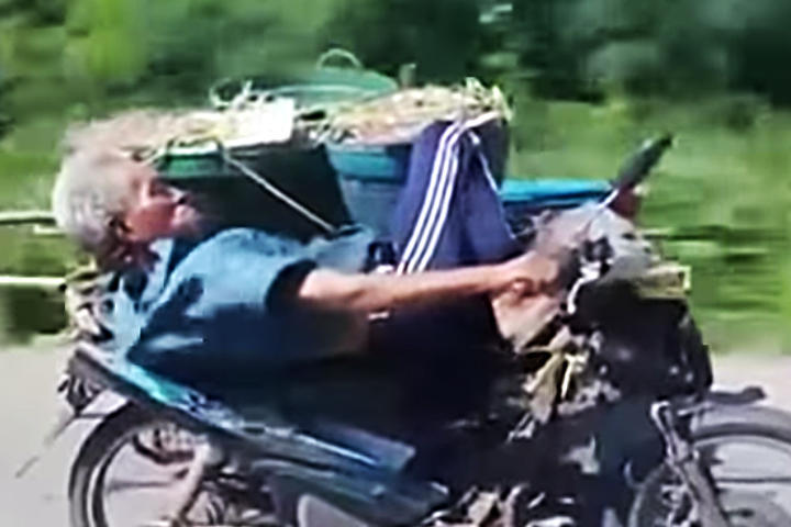 Graban al motociclista más extremo de Camboya
