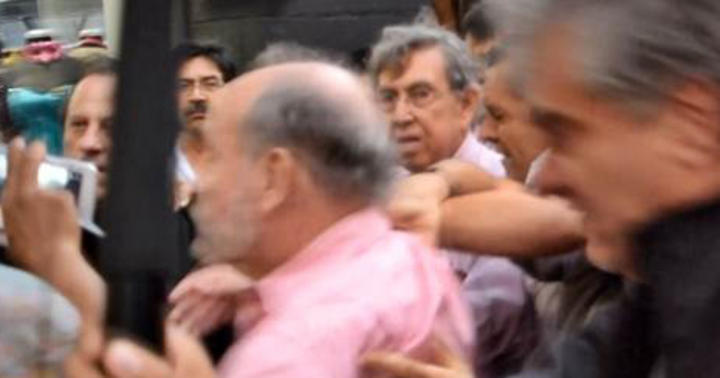 Agreden a Cárdenas durante marcha por normalistas