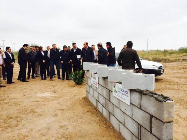 Colocan primera piedra para dos empresas en Torreón