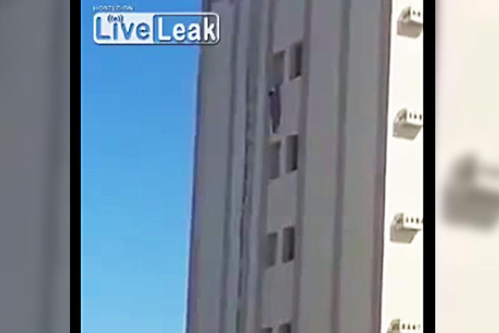 Mujer cae desde un edificio