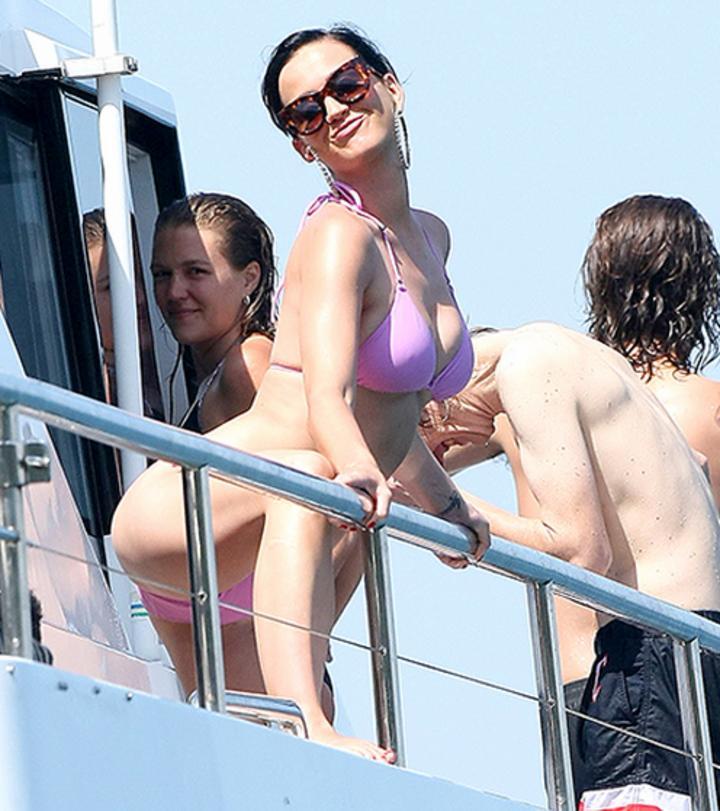 Katy Perry muestra sus curvas en Australia