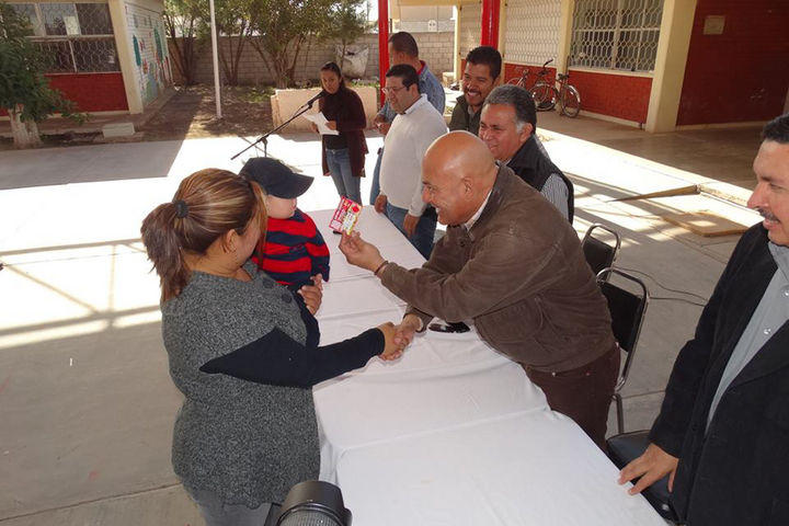 Reciben niños credencial de transporte