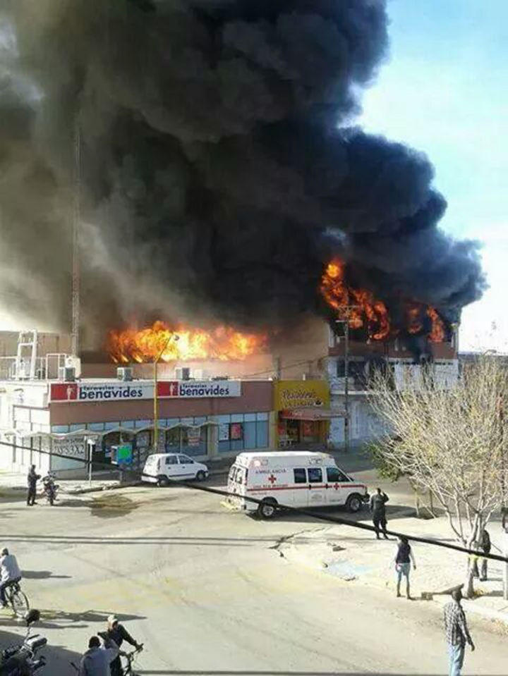 Se incendia plaza comercial en San Pedro