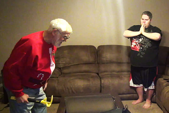 Abuelo destruye PS4 de su nieto por no ayudarlo a hacer galletas