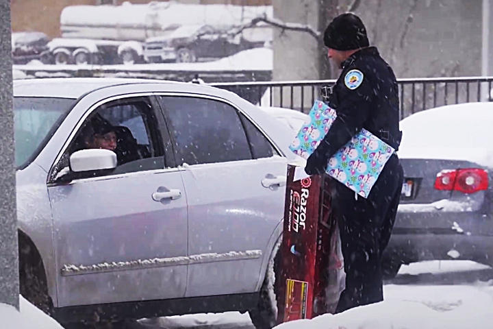Policía sorprenden a conductores con regalos