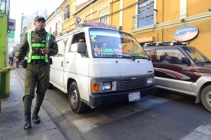 Muerde diplomático venezolano ebrio a policía boliviano