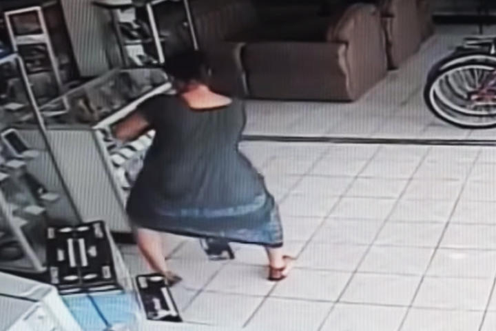 Mujer roba pantalla en 13 segundos