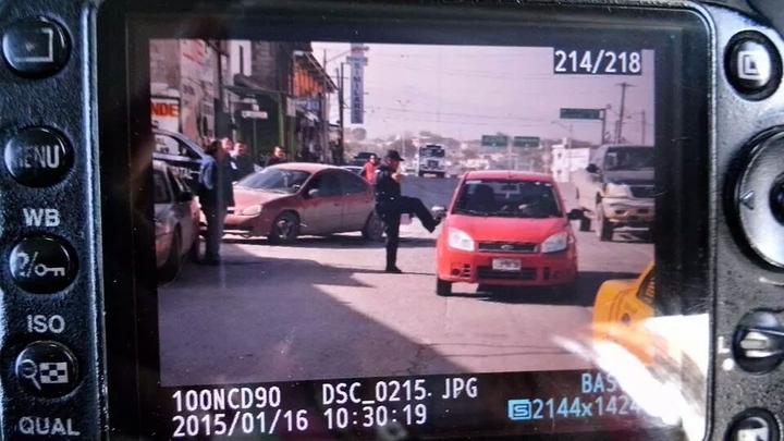 Policía Estatal patea vehículo de ciudadano en retén
