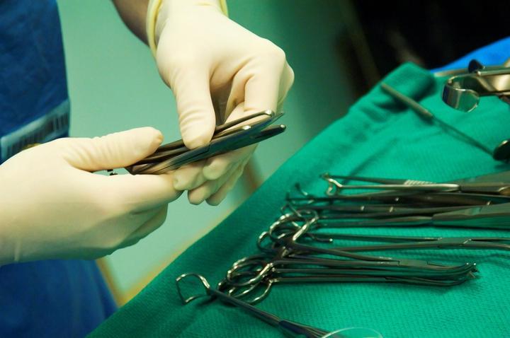Guantes sin esterilizar, efectivos en cirugías menores