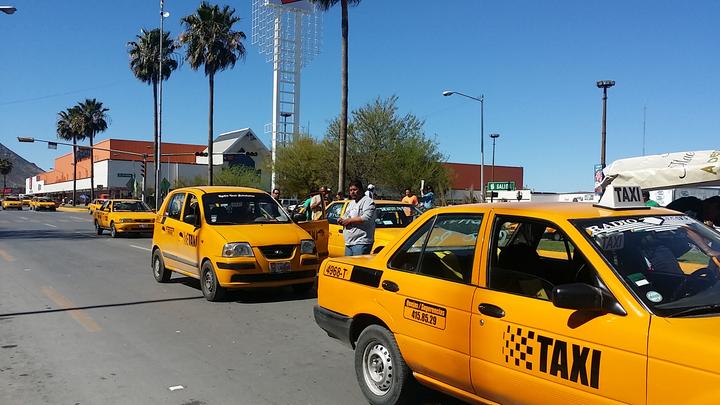Taxistas bloquean vialidades para exigir aumento de tarifas