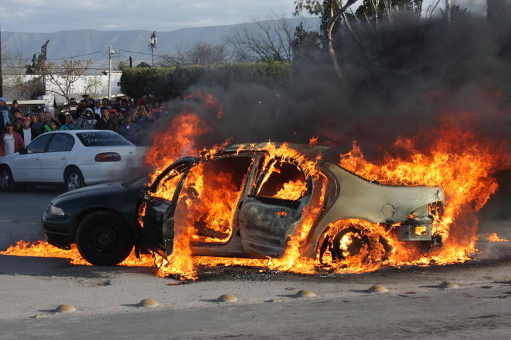 Monclova inicia quema y amenaza con incendiar autos oficiales