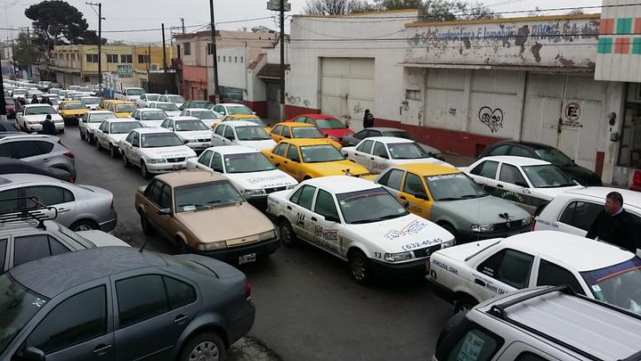 Taxistas bloquean calle por homicidio de compañero