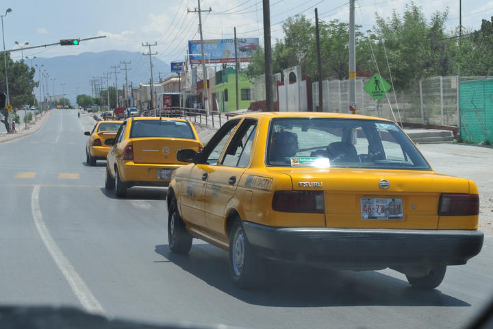 Analizan incremento de tarifas para taxis