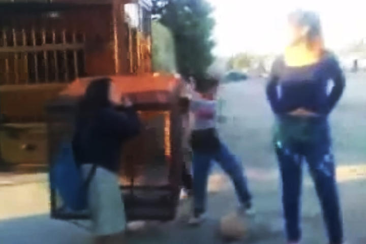 Niña 'chismosa' es golpeada por 3 mujeres