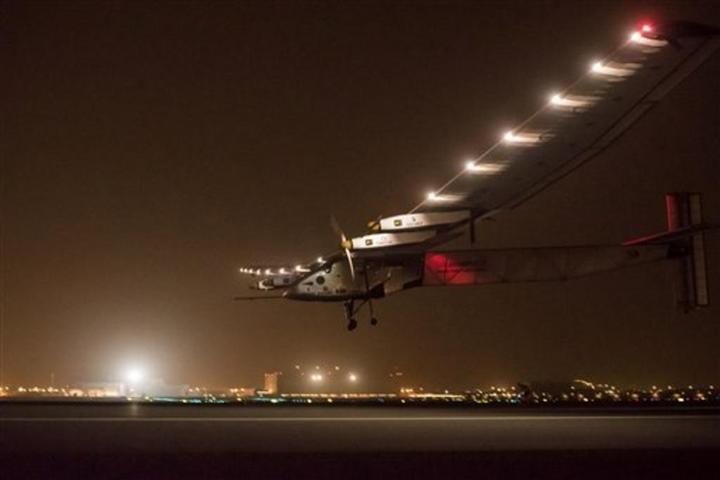 Avión solar vuela rumbo a India tras salir de Omán
