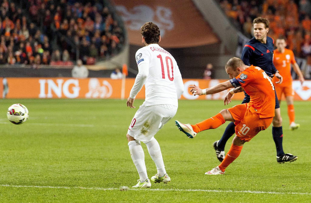 Sneijder salva a Holanda en el Amsterdam Arena