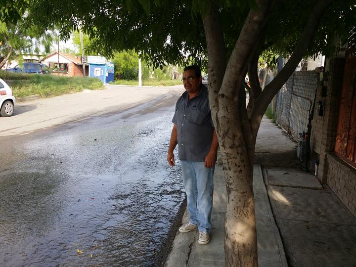 Padecen vecinos por otra fuga de aguas residuales en Los Montes