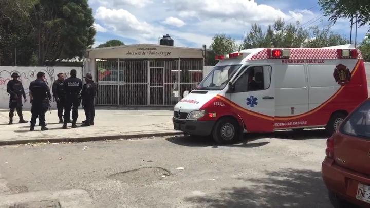 Amenzan a directora de primaria