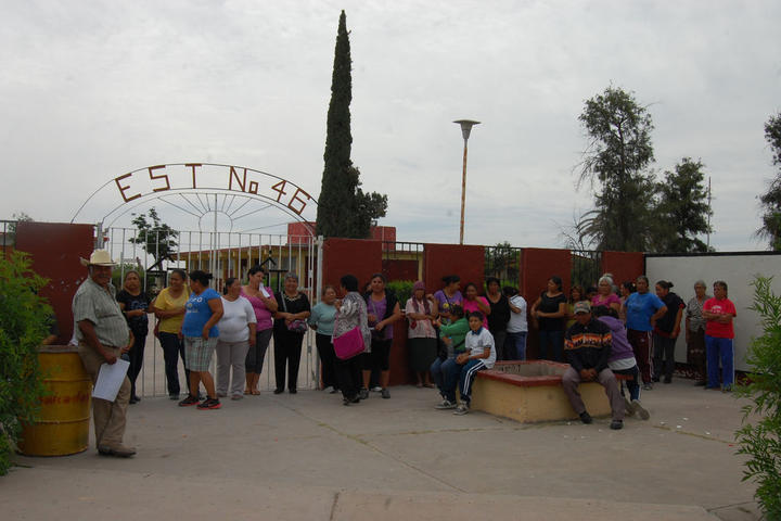 Protestan por la falta de maestros en La Pinta