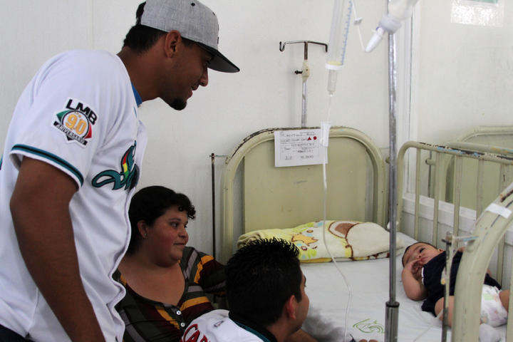 Saraperos visitan a niños en el Hospital