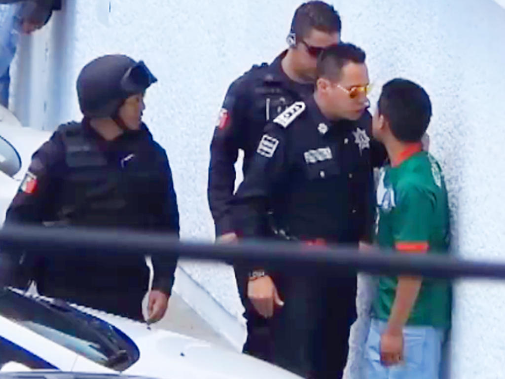 Captan a policías de Naucalpan golpeando a joven detenido