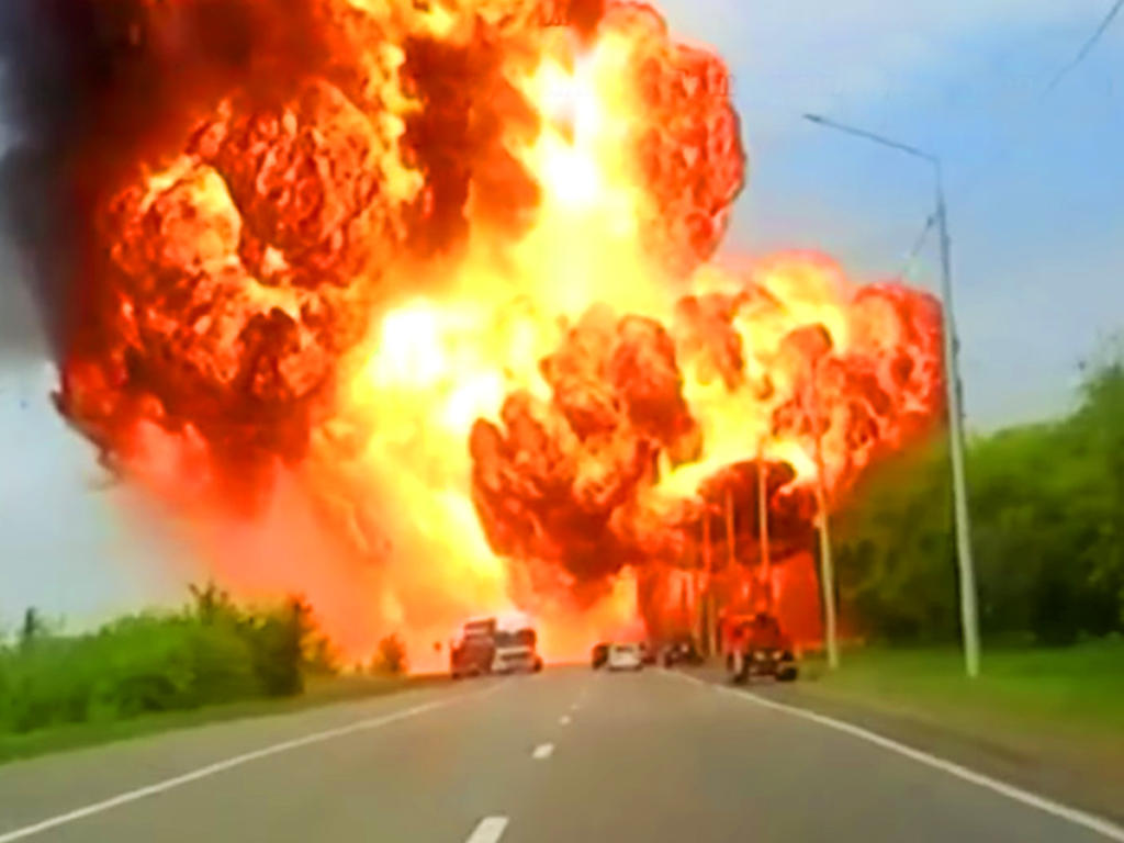 Impresionante explosión de un tráiler en Rusia