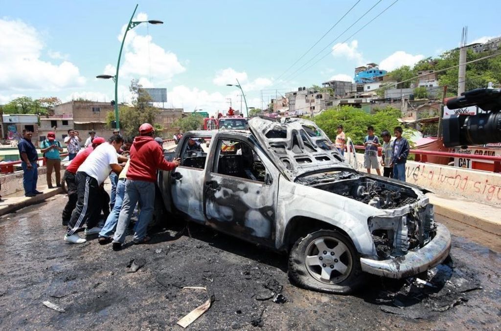 Incendian camioneta en un puente de Tlapa, Guerrero