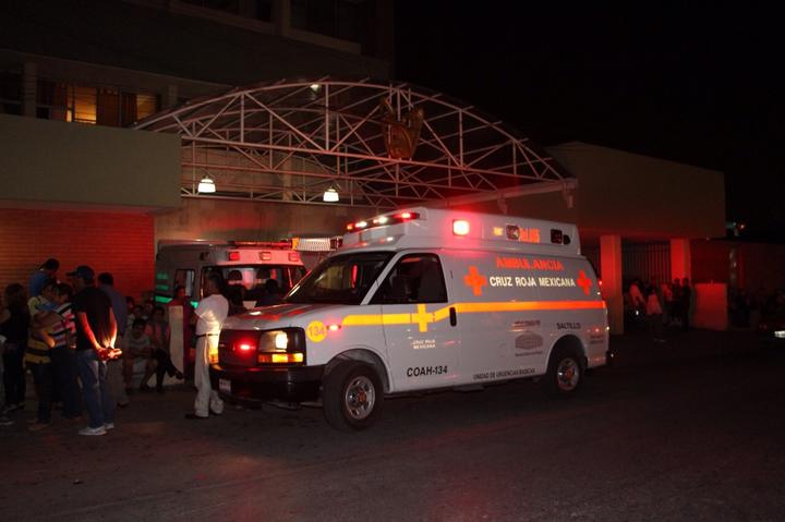 Deja el IMSS esperando horas a ambulancias en urgencias