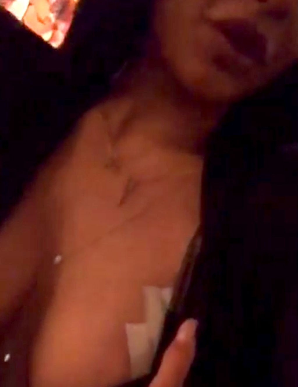 Kylie Jenner usa cinta adhesiva para levantar su busto